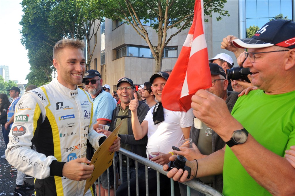 ”Det var overvældende med så mange mennesker,” siger Mikkel O. Pedersen, som under kørerparaden i selve Le Mans fik hilst på mange danske fans.